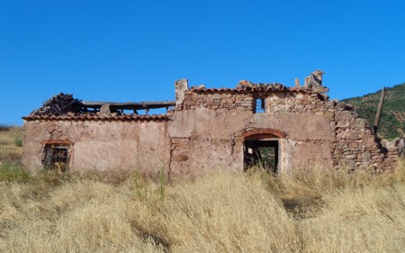 Cortijo en ruinas en la vega del Turruchel