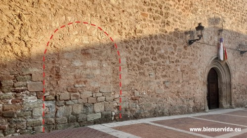 Arco cegado de entrada a la capilla de la Virgen del Rosario, demolida en 1984