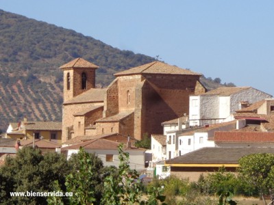 Vista de la iglesia de San Bartolom� de Bienservida desde las afueras del pueblo