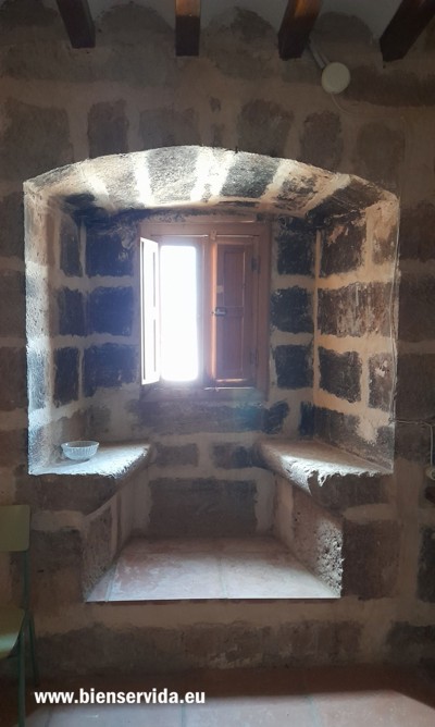 Festejador en ventana de la sacrist�a. Planta superior.