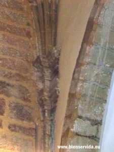 Capiteles en semipilares de la capilla mayor.