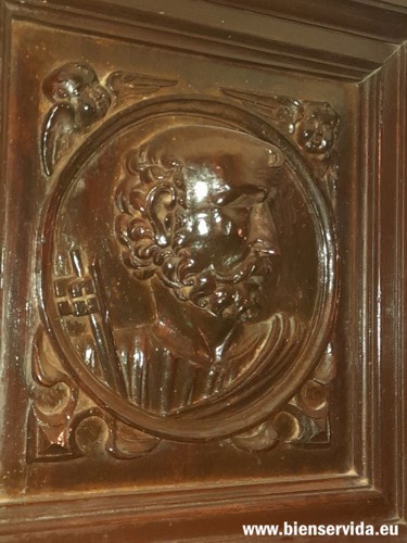 Relieve de San Pedro en las puertas de acceso a la sacrist�a.