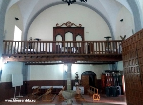 Coro elevado a los pies de la iglesia.