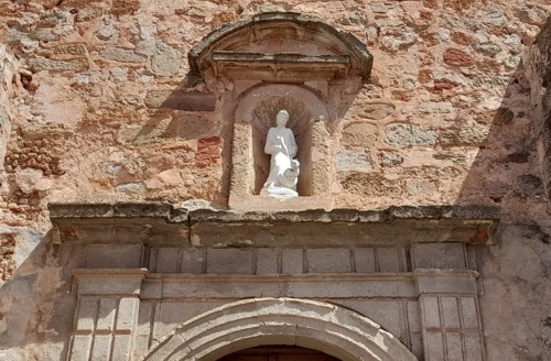 Parte superior de la portada sur de la iglesia de San Bartolom�. 2023