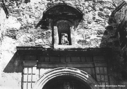 Parte superior de la portada sur de la iglesia de San Bartolom�. 1979