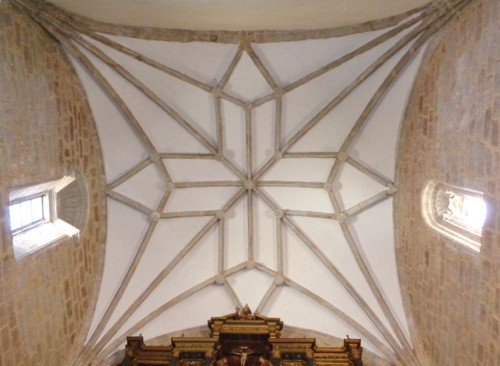 B�veda de crucer�a del siglo XVI sobre el retablo y el Altar Mayor