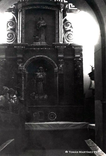 Retablo de la Virgen del Rosario en su capilla. 1979