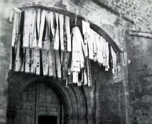 Porche de entrada a la iglesia un Domingo de Resurrecci�n de principios de los 80 