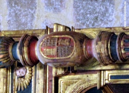 Escudo de armas en el primer cuerpo del retablo