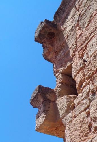 Restos del dintel, del arranque de un arco y arriba una gorronera (hueco en el que entrar�a el eje superior de una puerta para permitir su giro