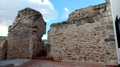 Entrada a la torre tras la reparaci�n de los muros en 2022